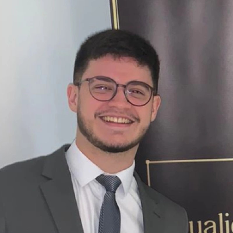 Imagem de Andre sorrindo.